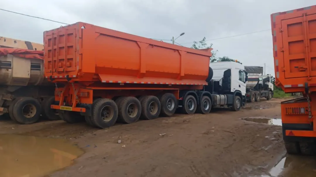 Semi-remorque benne orange avec tracteur Scania