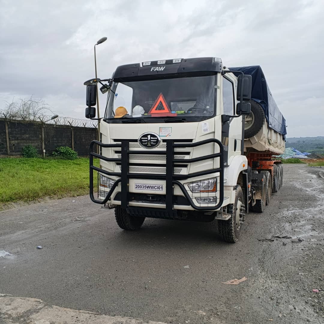 Tracteur FAW 6x4 avec benne