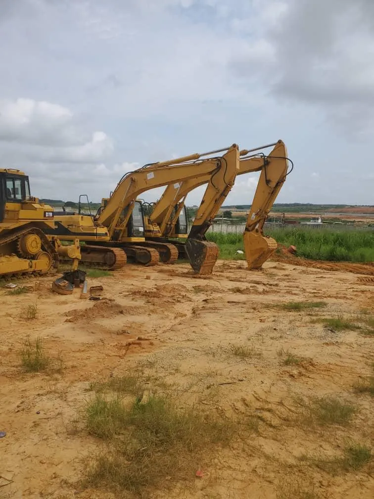Pelles CAT sur site minier